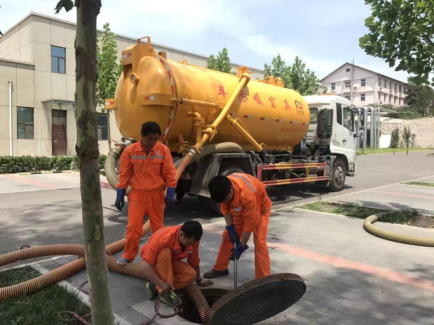 涞水管道疏通车停在窨井附近