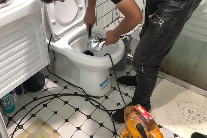 涞水马桶堵塞自己疏通还是找师傅?专业上门服务让你省时更省心